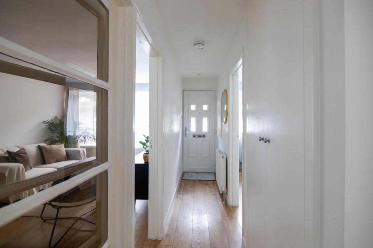 Gorgeous Modern Apartment Near Redhill Station Inc Private Garden & Parking Exterior photo